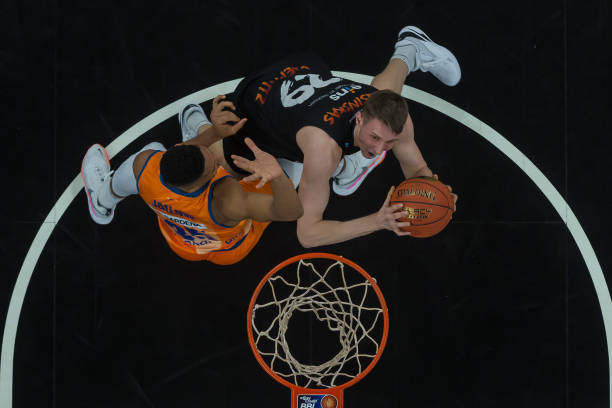 反而让他在 反而让他在