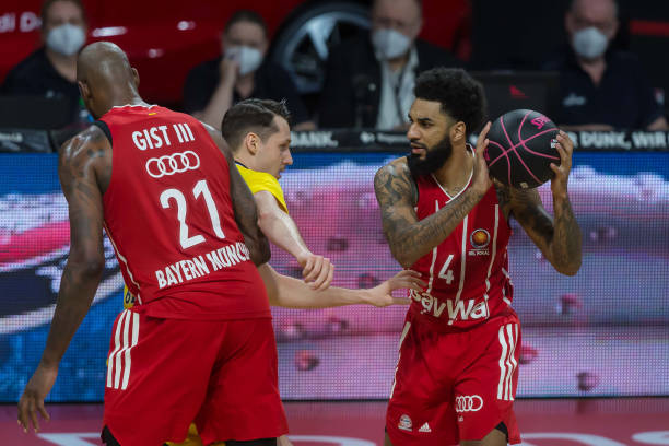 两队在场上 两队在场上